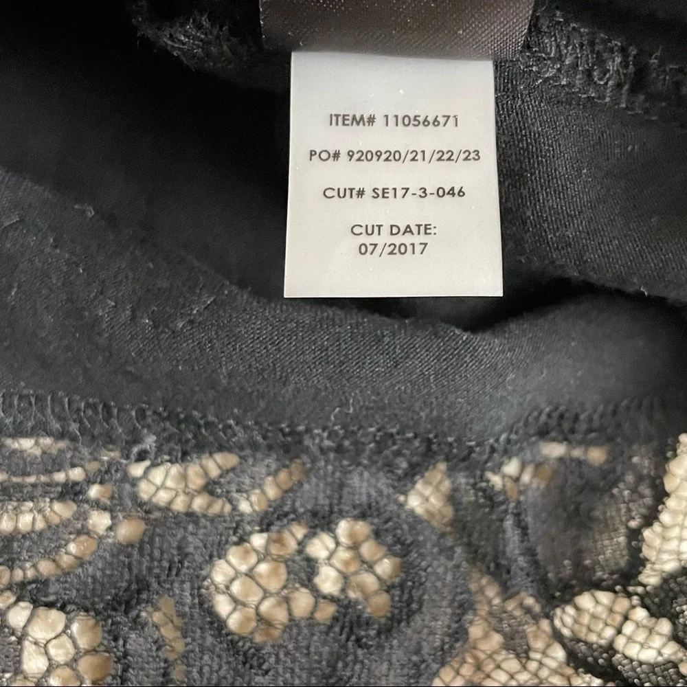 Torrid Super Soft Black Floral Embroidered Tee Shirt Size 2 E277 - Picture 6 of 11